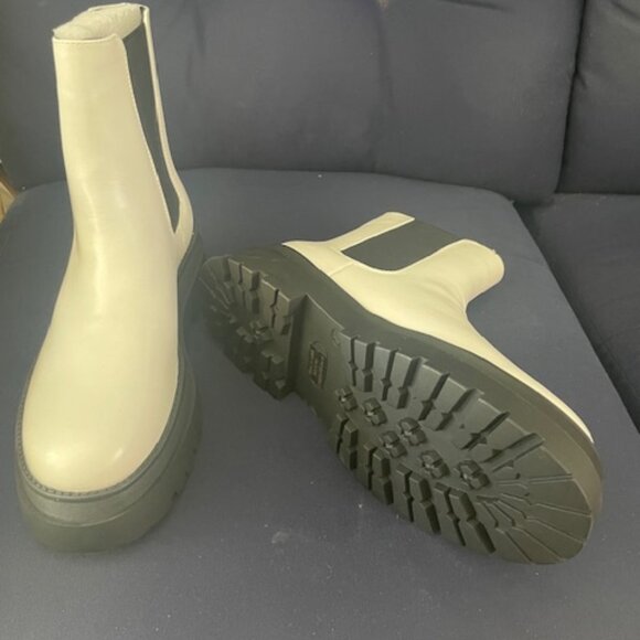 White Boots with black chunky sole-never worn - Picture 2 of 2